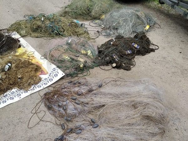З Кременчуцького водосховища дістали 78 браконьєрських сіток