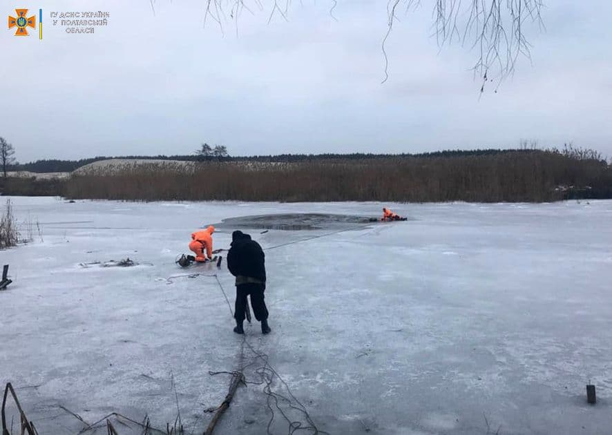 Під Полтавою рибалка провалився під лід: чоловіка вдалося врятувати