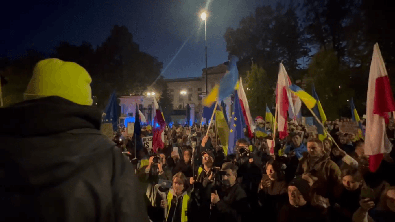 Люди в Польщі вимагають вигнати послів рф — відео полтавки