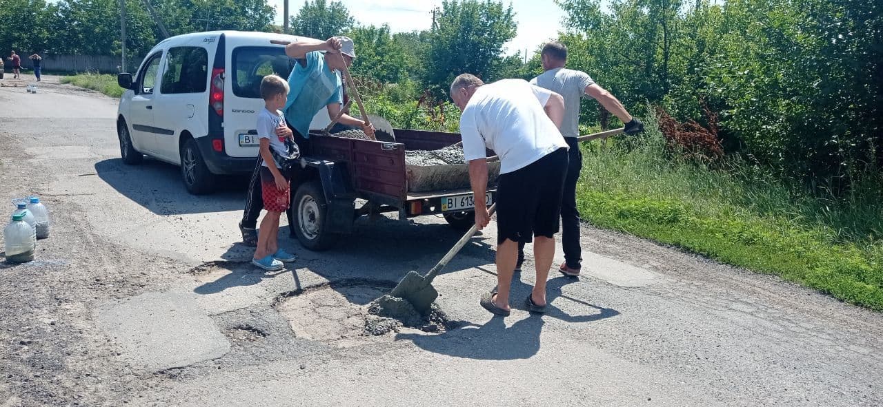 У Щербанівській ТГ жителі села самостійно відремонтували дорогу