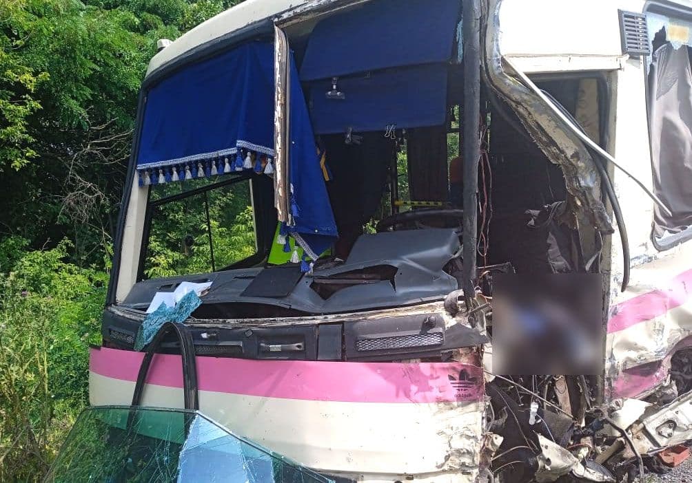 У Полтавському районі автобус зіткнувся з вантажівкою