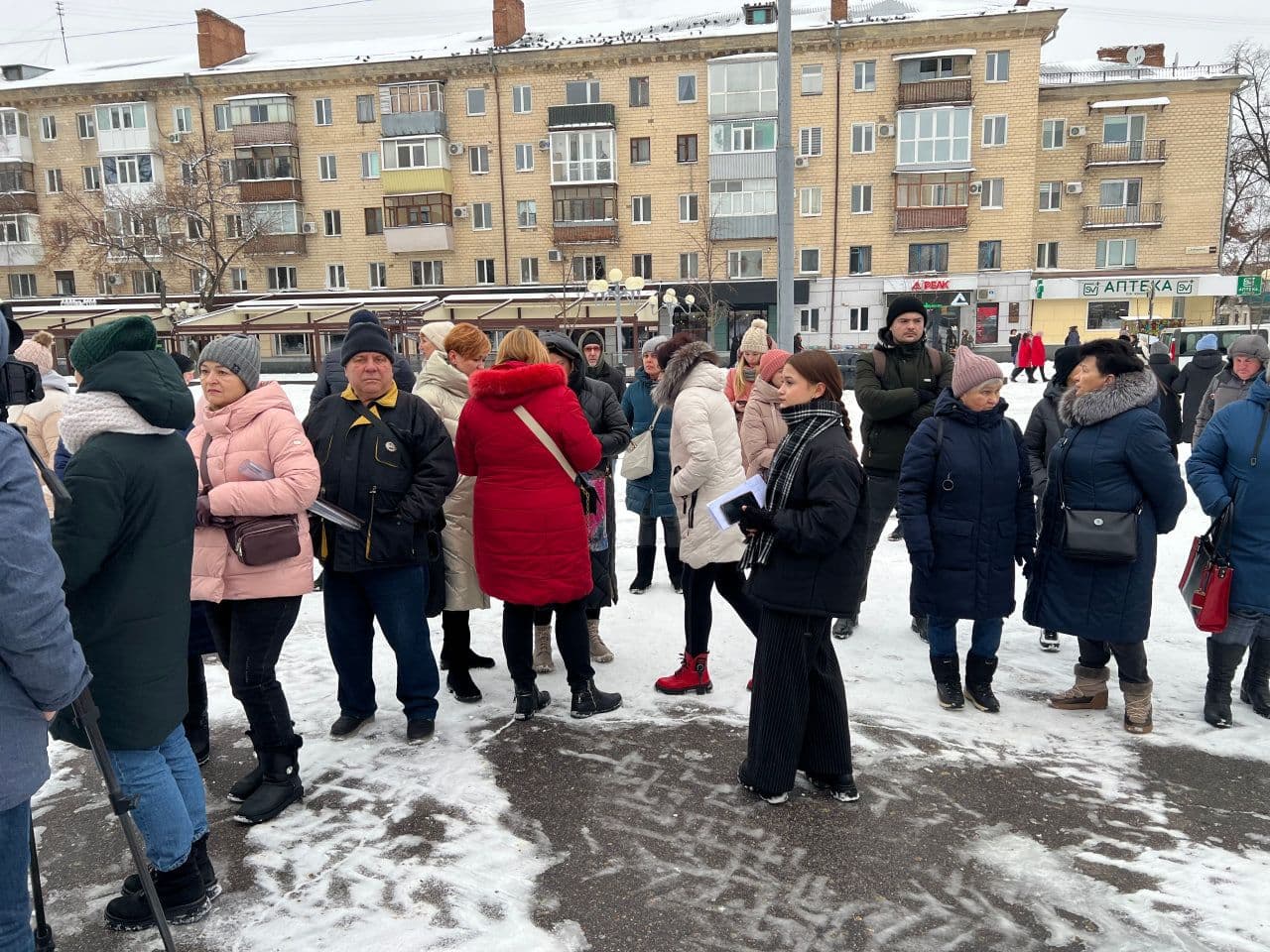 Вручення повісток у спортзалі та мітинг проти встановлення ялинки — головне за 9 грудня