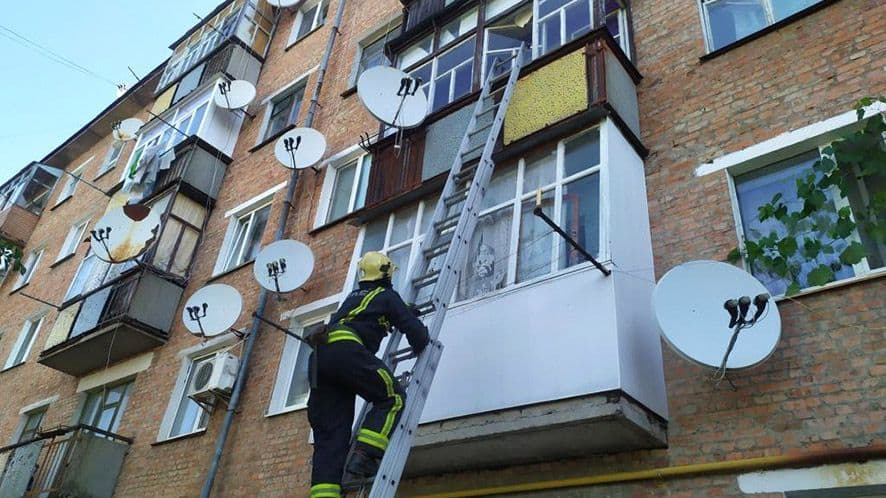 На Миргородщині рятувальники зняли з балкона дитину