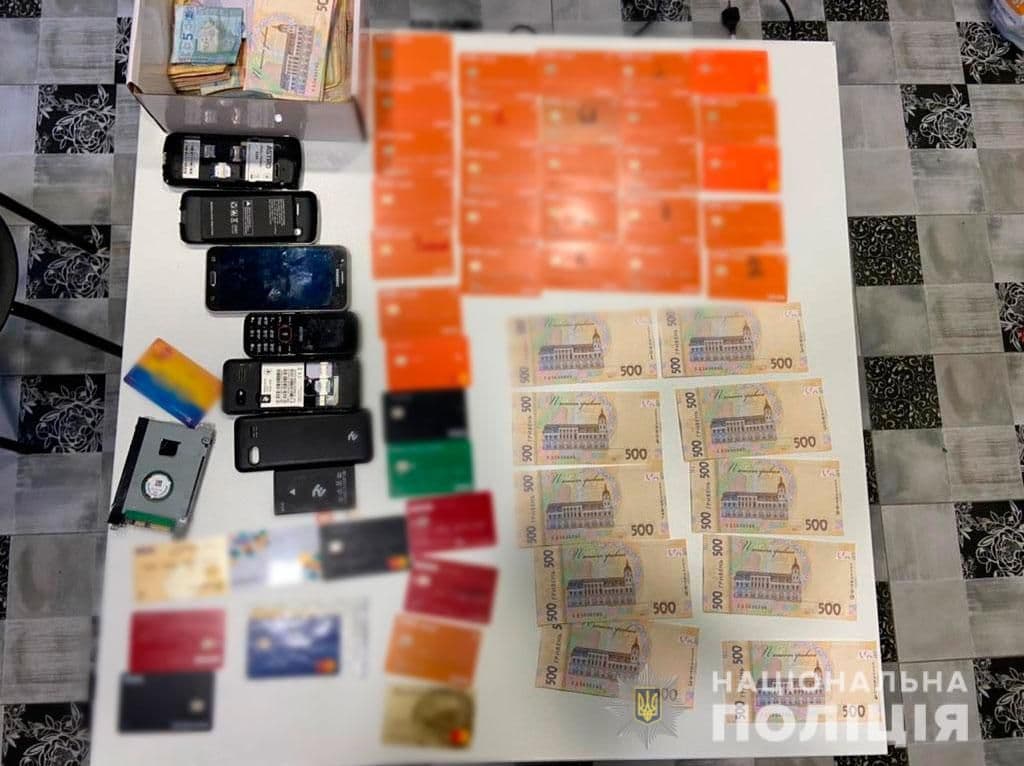 Двоє студентів полтавського вишу ошукували людей, продаючи неіснуючі товари в інтернеті
