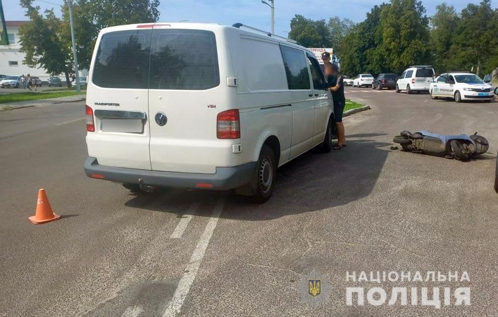 На Полтавщині зіткнулися бус і скутер, водій останнього у лікарні