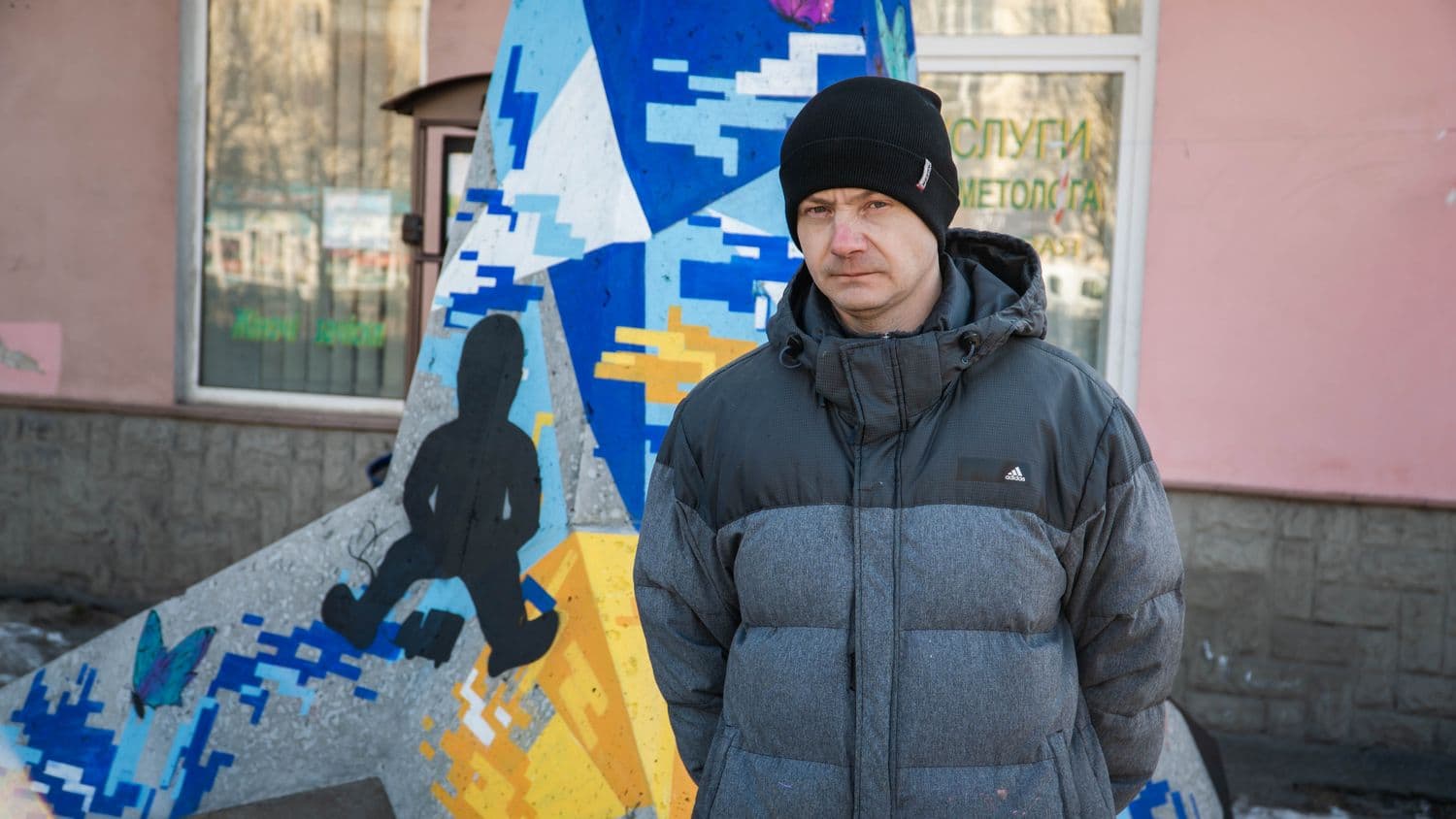 Полтавський художник розмальовує тетраподи, які використають для оборони Полтави (фото)