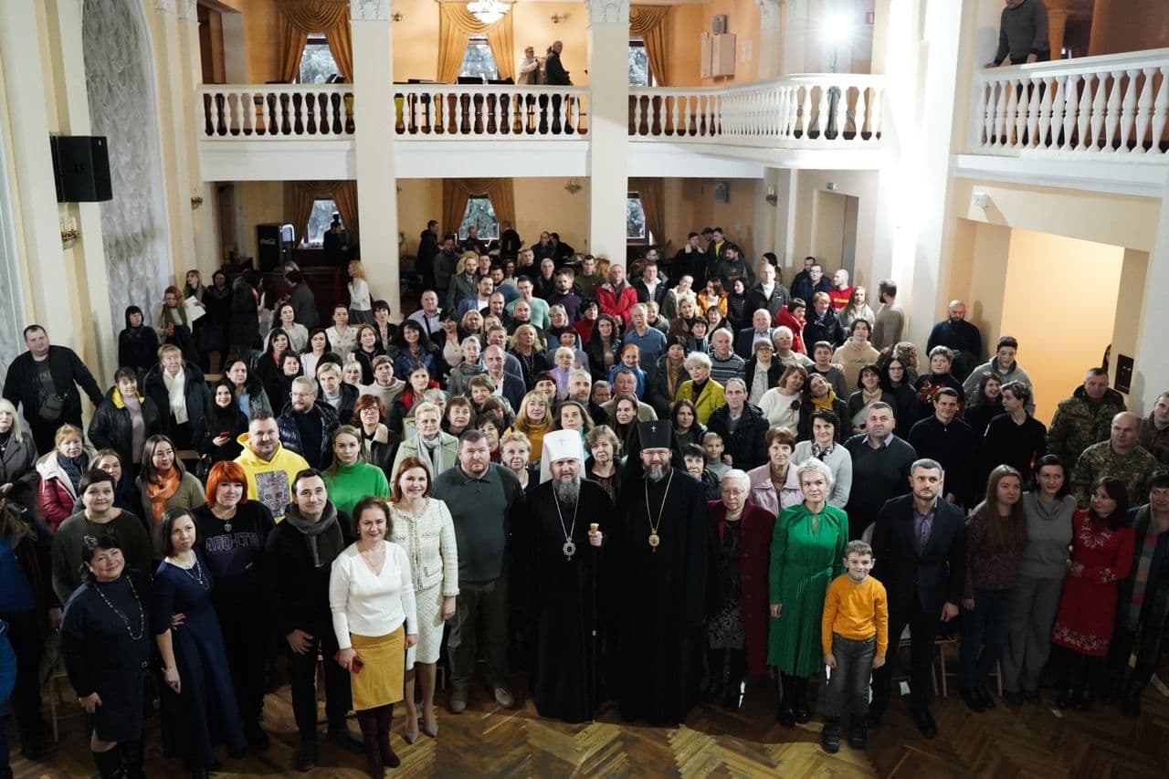 Митрополит Епіфаній відзнаками нагородив полтавських волонтерів за їх працю
