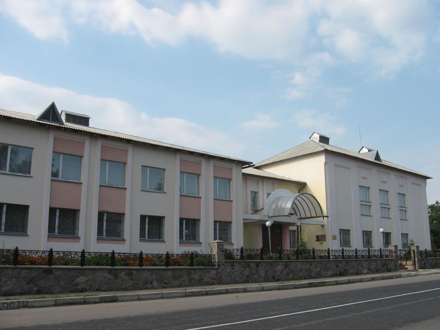 На Полтавщині з назв трьох шкіл прибрали згадки про російських діячів