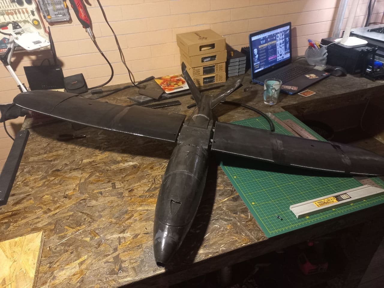 На Полтавщині чоловік друкує 3D-прилади для ЗСУ
