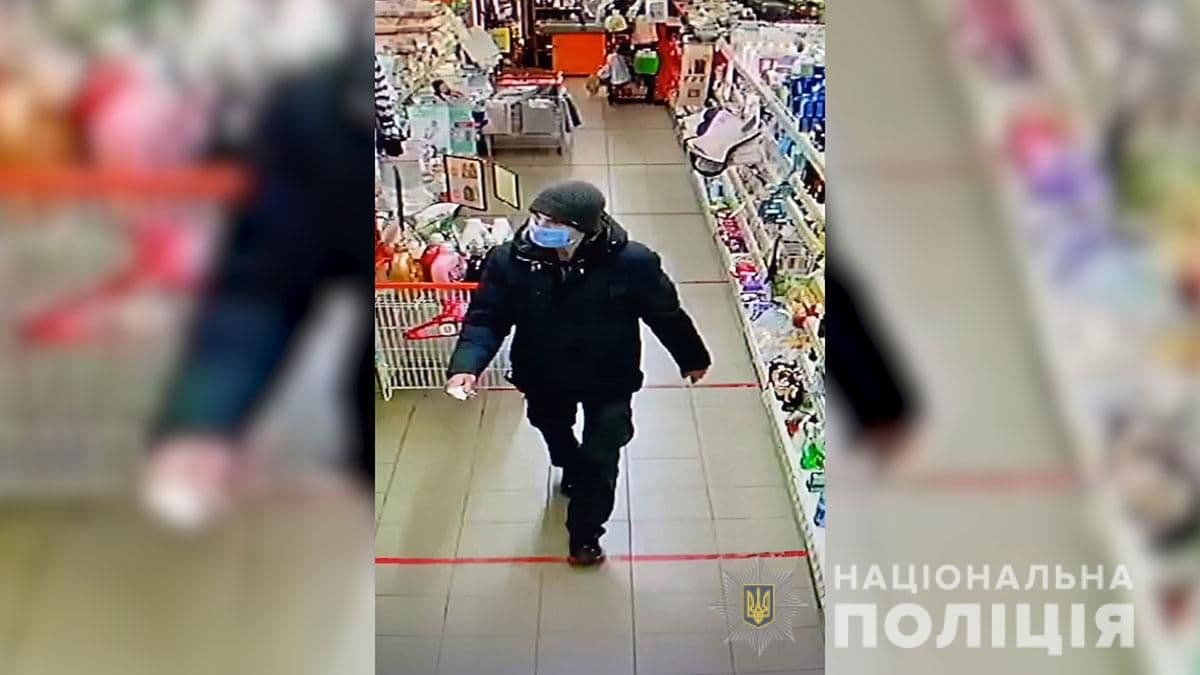 Поліція затримала чоловіка, який пограбував касирку в магазині парфумів та косметики