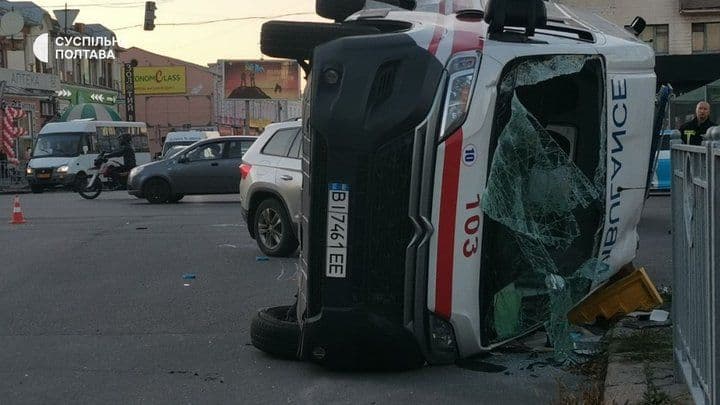 У Полтаві легковик зіткнувся з «швидкою»