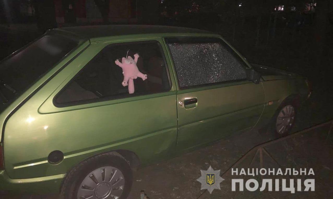 У Горішніх Плавнях невідомі розбили скло на припаркованих автомобілях (фото)