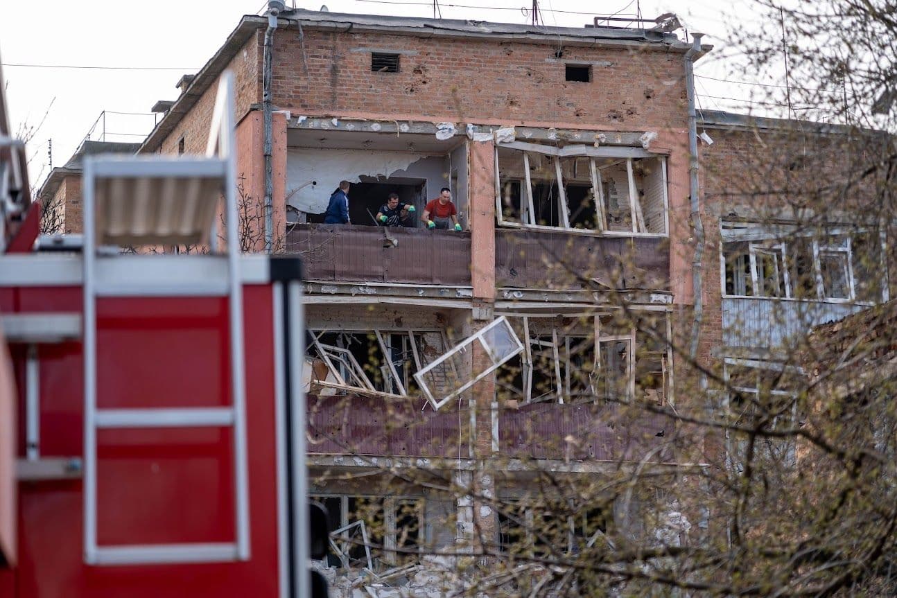 Допомога постраждалим від обстрілу та збір павербанків харків'янам — головне за 17 квітня