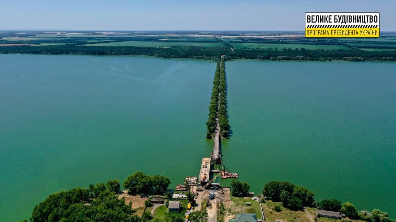 Тривають роботи з реконструкції мосту через Сулу біля села Липове (фото)