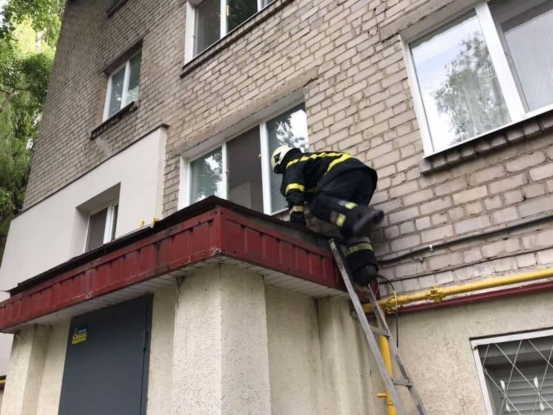 Кременчуцькі рятувальники «звільнили» хворого дідуся з полону