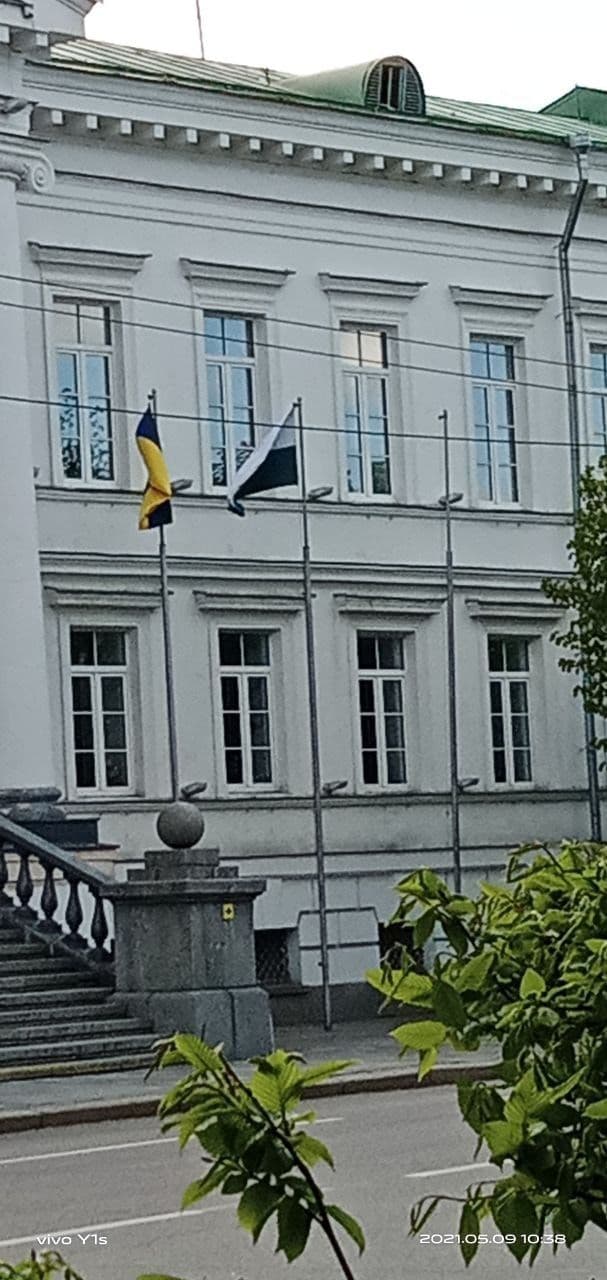 Червоно-чорний прапор біля міськради не провисів і добу – що кажуть активісти