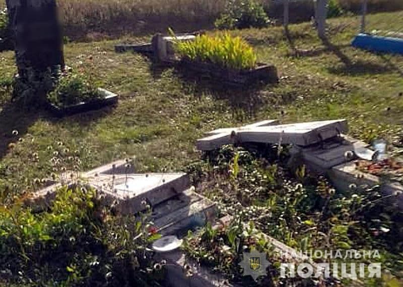 На Гадяччині семирічні хлопці наробили лиха на кладовищі