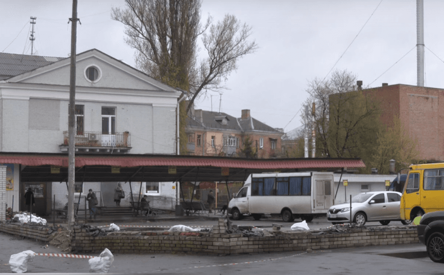 Замість цегляного буде металевий — у Полтаві розбирають паркан навколо автостанції