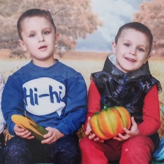 Хлопчики-близнята з Кременчука потребують коштів на лікування пухлини мозку