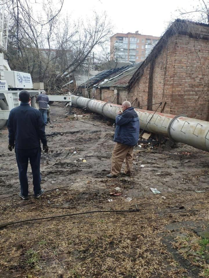 У Полтаві на Подолі демонтували аварійну трубу неробочої котельні