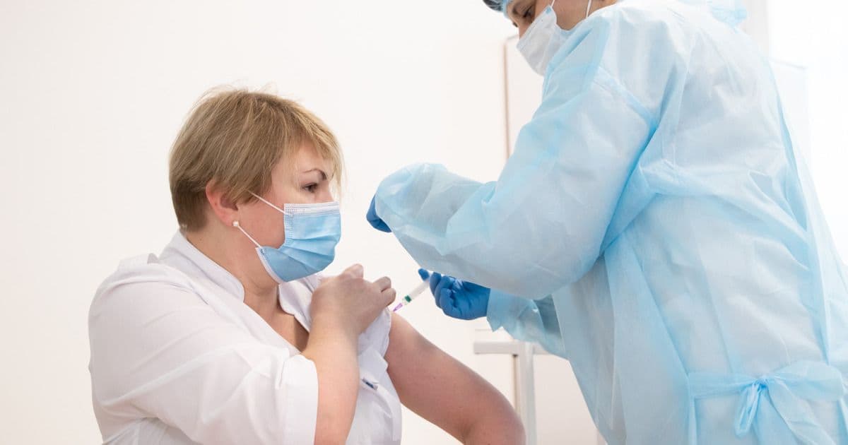 Україна вводить бустерну дозу COVID-вакцини для людей 60+