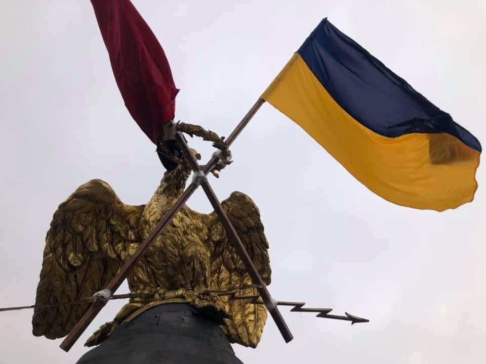 На Монумент Слави у Полтаві повернули прапори