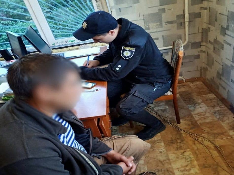 Вирішив, що вбив своїх родичів — на Полтавщині чоловік напідпитку помилково здався у поліцію
