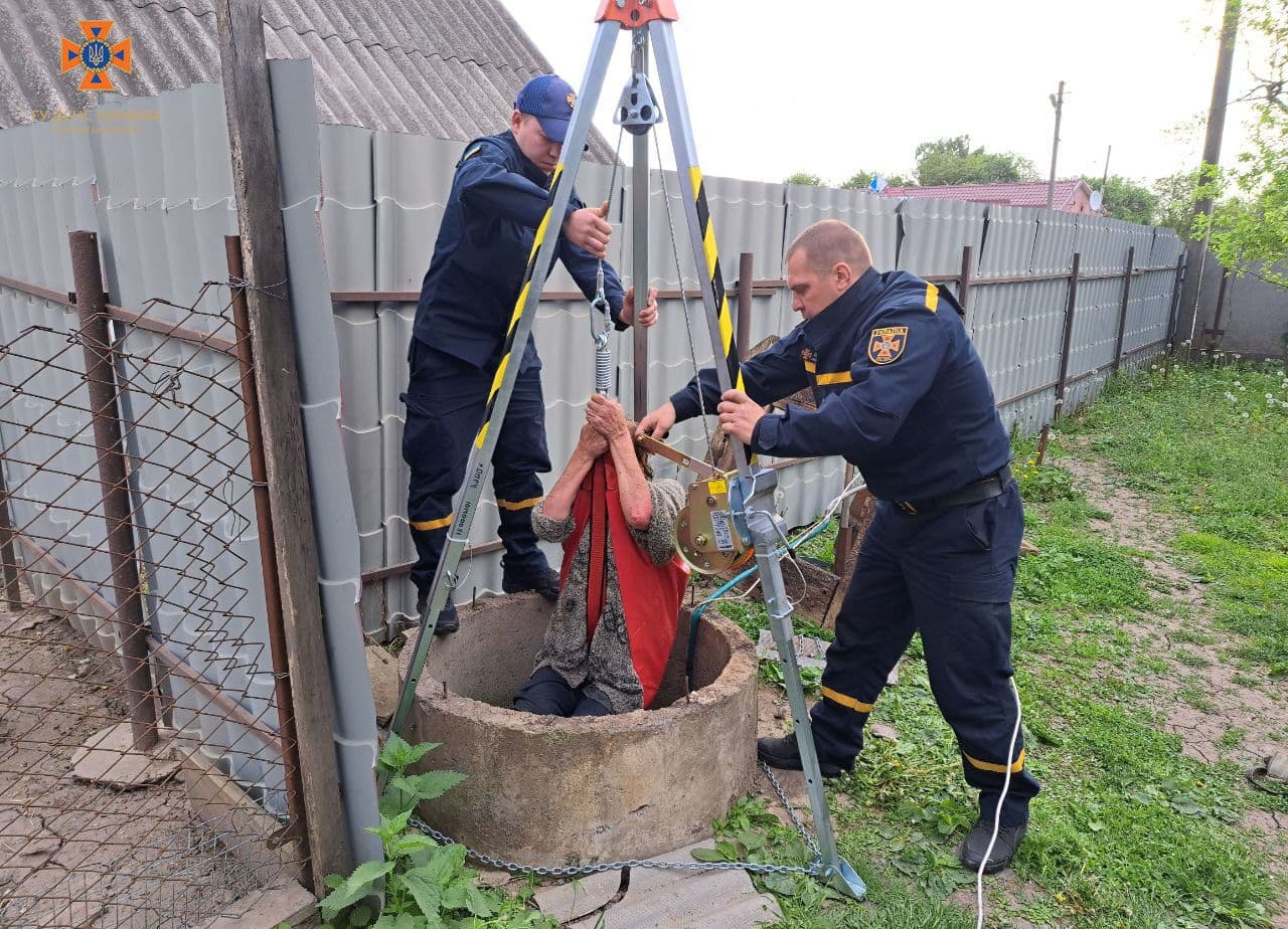 У Полтавському районі жінка впала в криницю глибиною 15 метрів