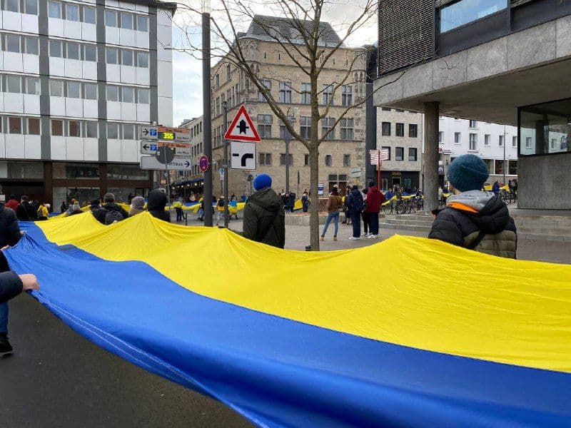 Росія напала на всіх: як українці за кордоном гуртують іноземців довкола себе