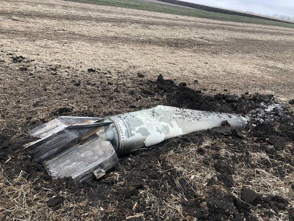 Під Полтавою у полі знайшли ворожу  ракету (фото)