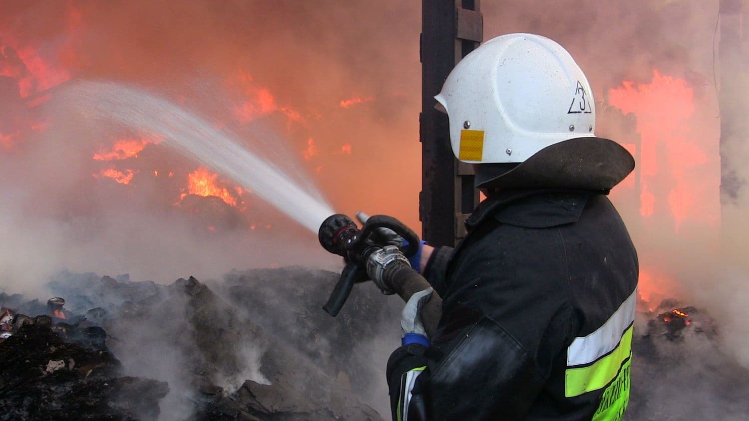 У Карлівці загасили пожежу, яка виникла унаслідок ракетного удару