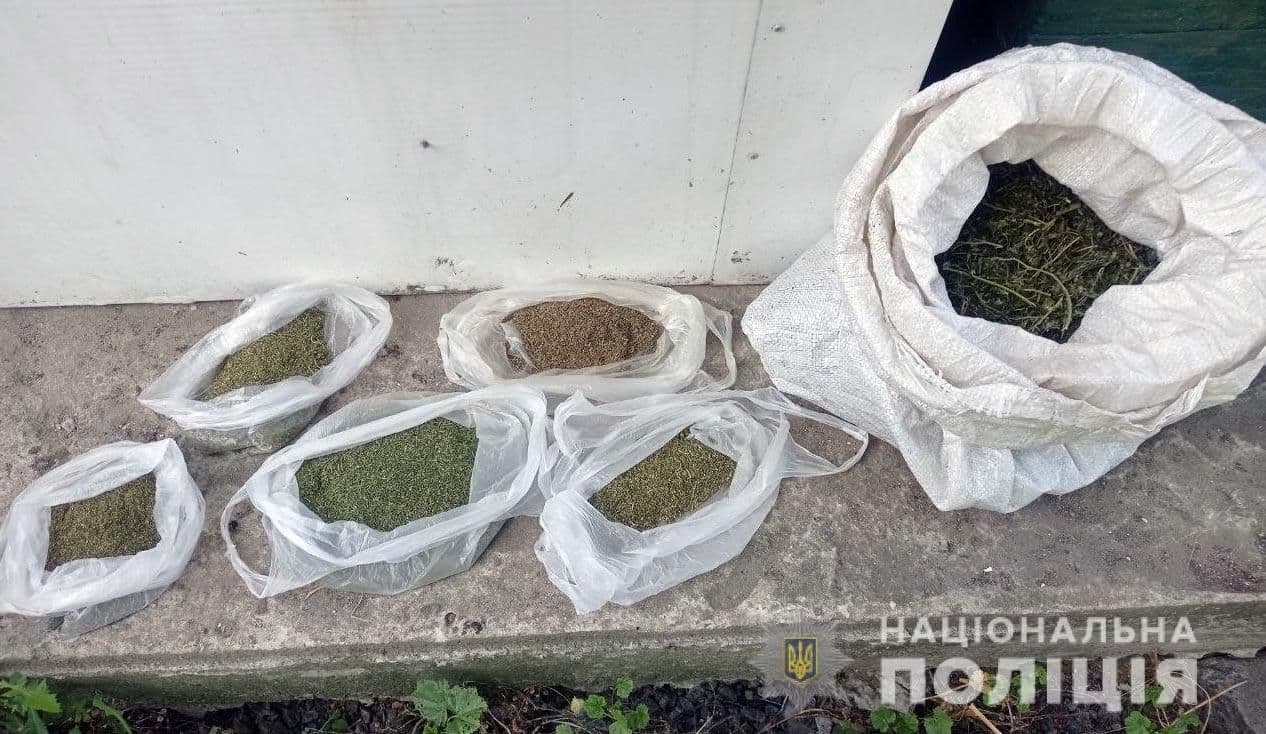 Житель Кременчуцького району зберігав вдома наркотики в мішках