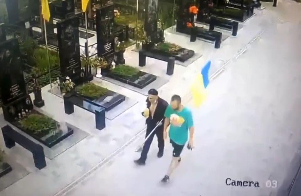 Полтавська поліція встановила особу, котра поцупила прапор з могили загиблого героя АТО
