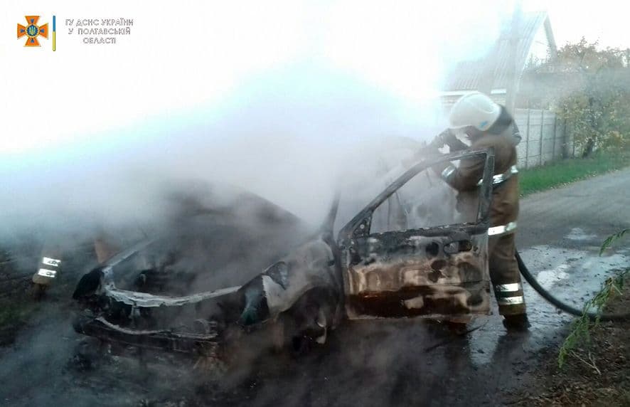 У Глобиному вщент згорів автомобіль