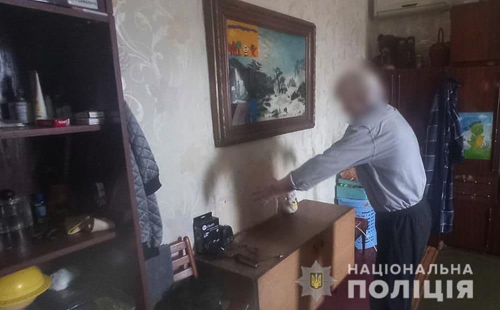 Поліцейські зловили двох чоловіків, які обікрали пенсіонера