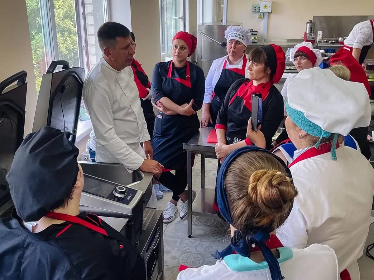 Менше цукру та солі — у кулінарному хабі на Полтавщині готували нові шкільні страви