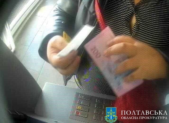 На Полтавщині шахраї виманювали гроші в людей під приводом допомоги військовим