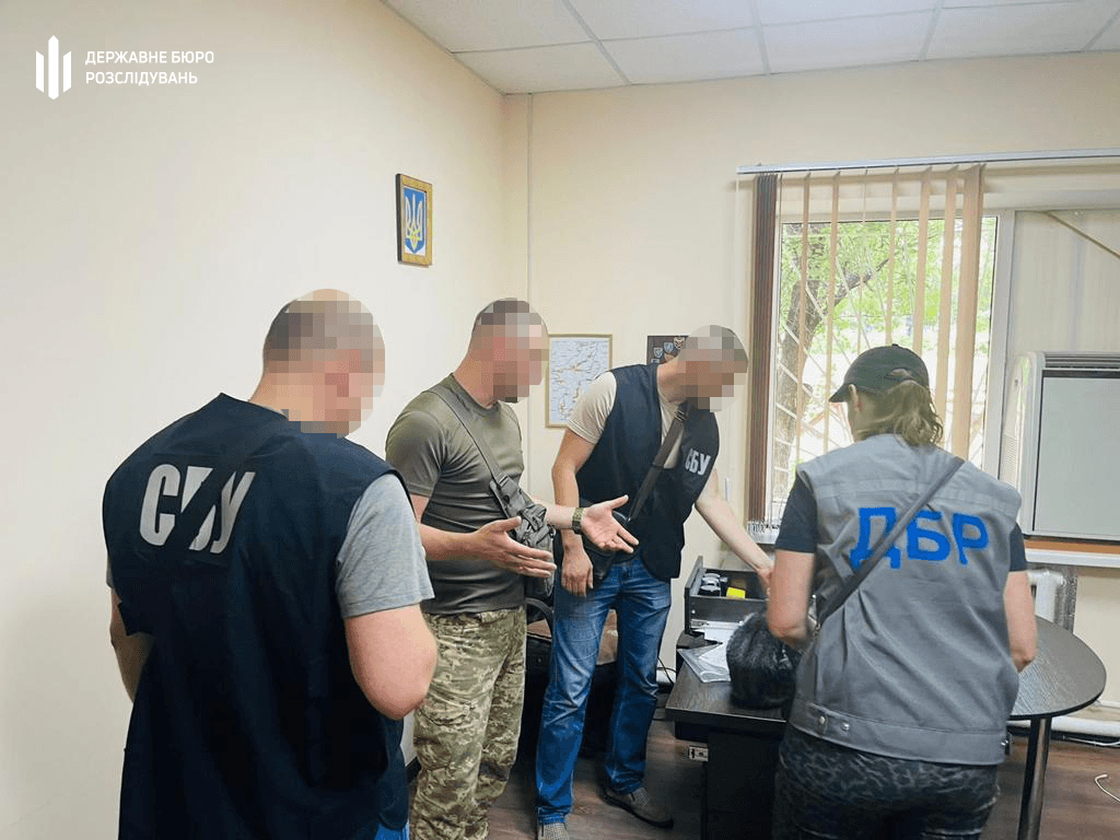 50 тисяч за уникнення призову: на Полтавщині затримали начальника районного військкомату