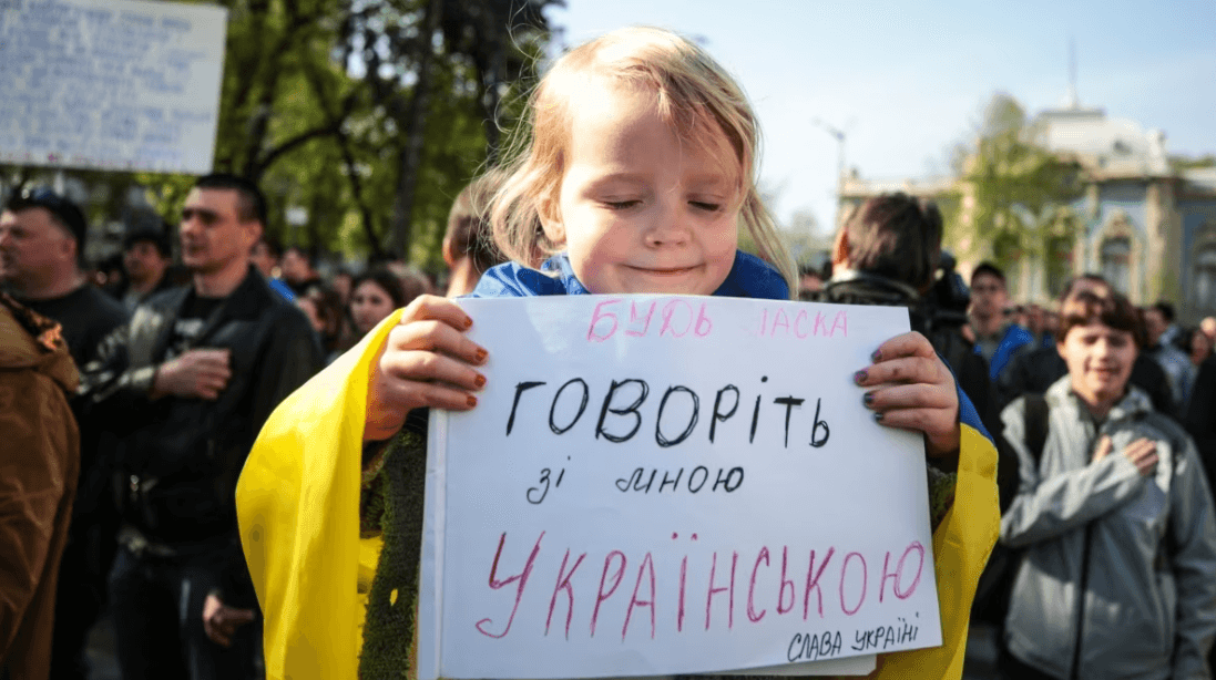 Скільки українців спілкуються вдома українською — зміни за рік війни
