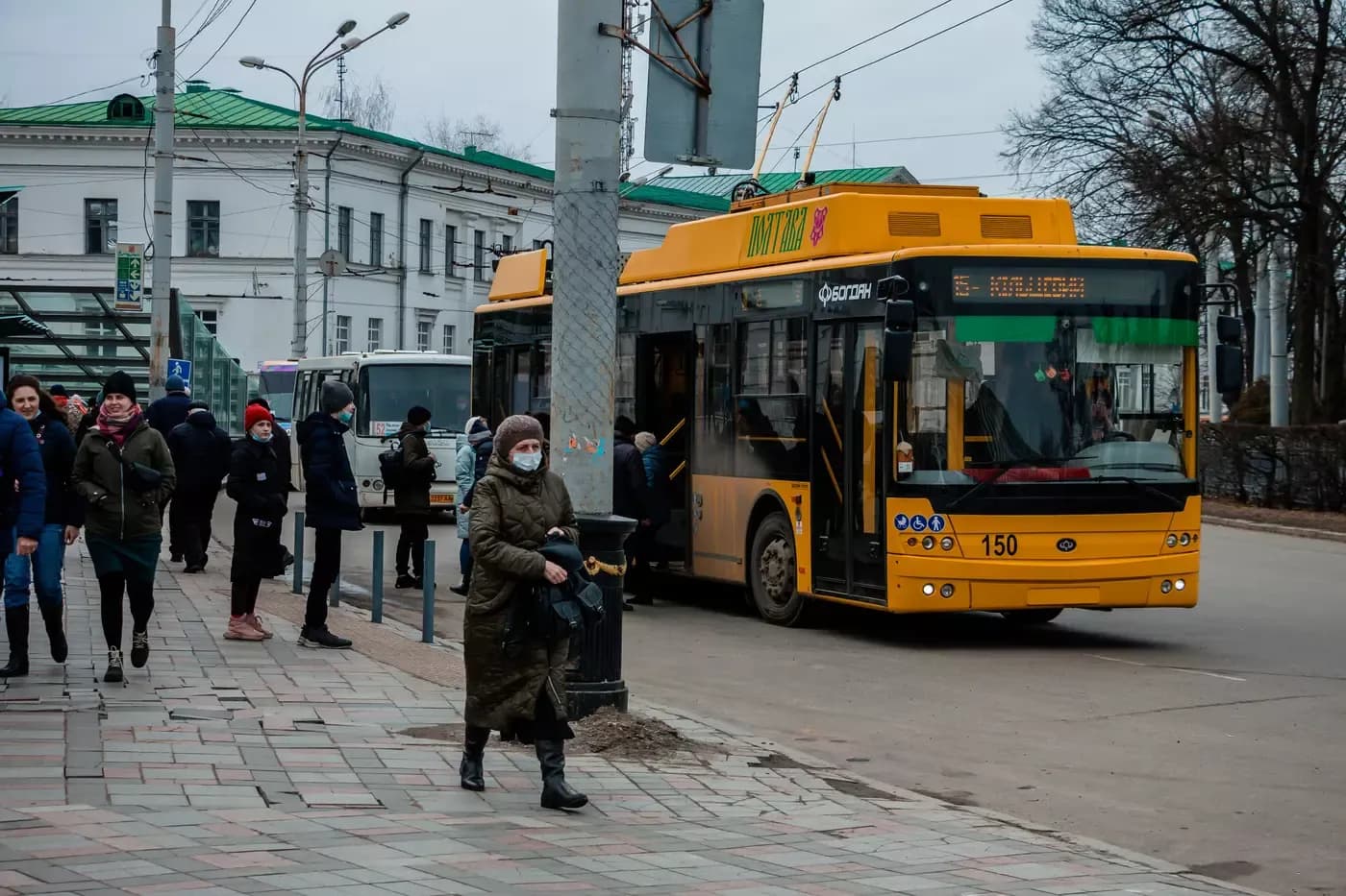 Пограбування озброєного чоловіка та курсування тролейбусів — головне за 23 січня