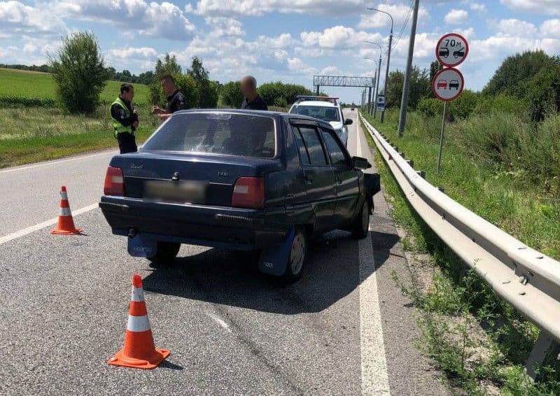 У Кременчуцькому районі водій в'їхав в огорожу: пасажирку госпіталізували