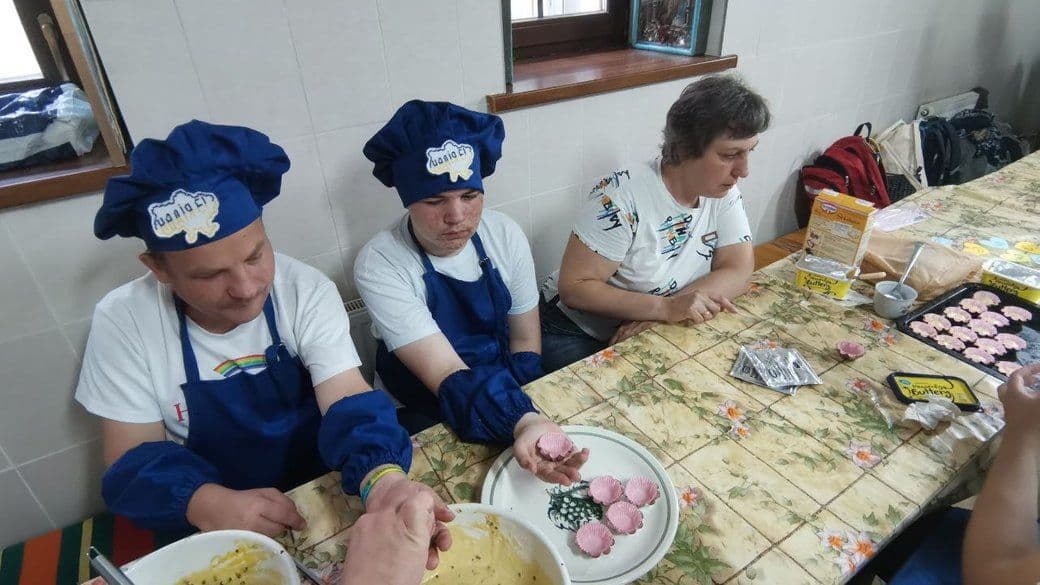 На Полтавщині люди з інвалідністю готують кекси для воїнів ЗСУ