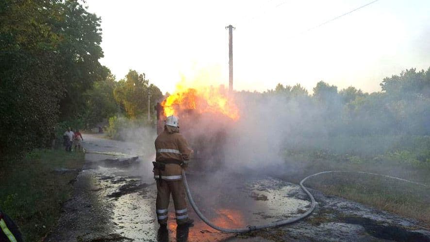 На Миргородщині під час транспортування загорівся причеп із соломою