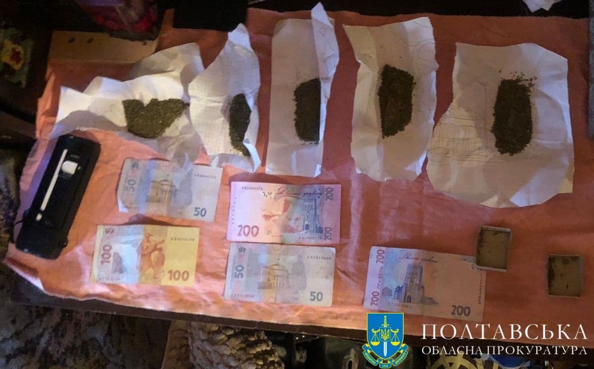 Полтавка у власній квартирі зберігала та продавала наркотики