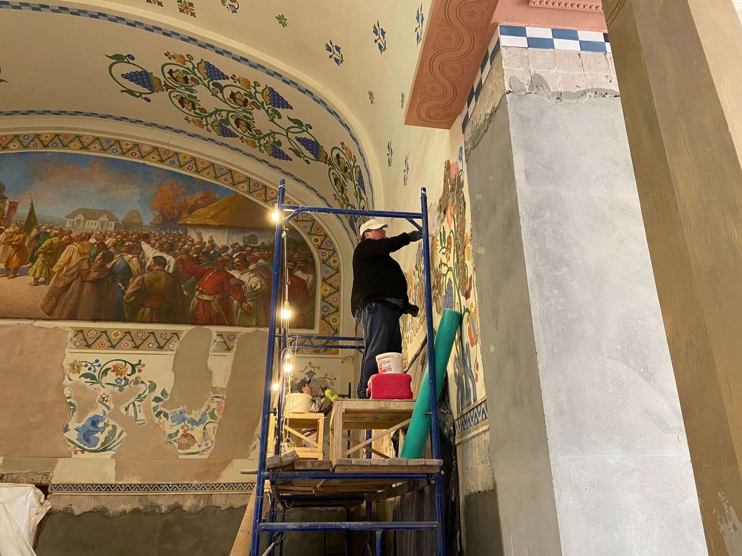 Мамонт і будівельники: як реставрують Полтавський краєзнавчий музей (фото, відео)