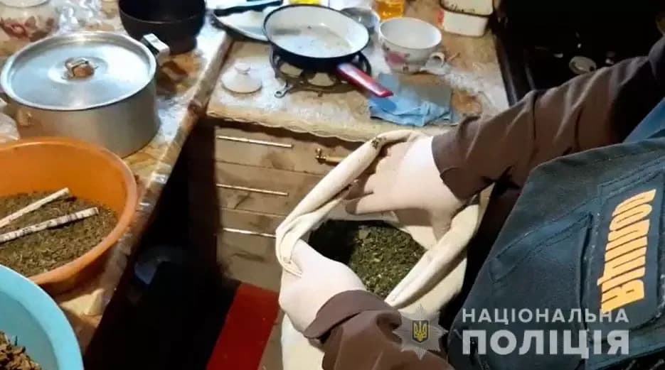 На Миргородщині у 71-річного дідуся знайшли більше кілограму канабісу