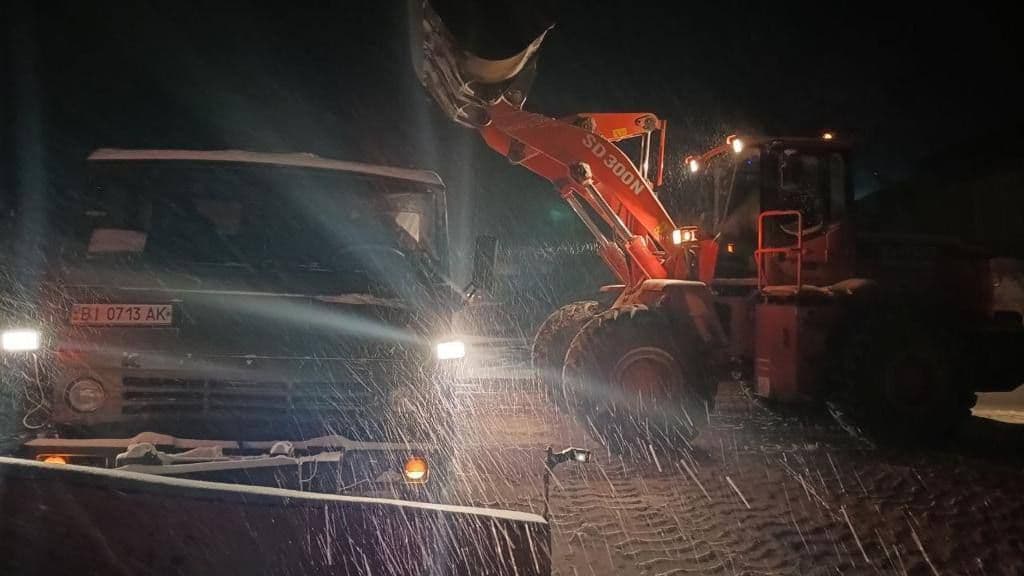 На дорогах Полтавщини цілодобово працює снігоприбиральна техніка