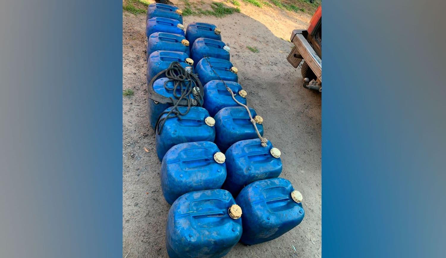 На Полтавщині затримали чоловіків, які зливали дизпаливо з потягів