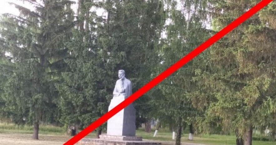 На Полтавщині демонтували погруддя Горькому