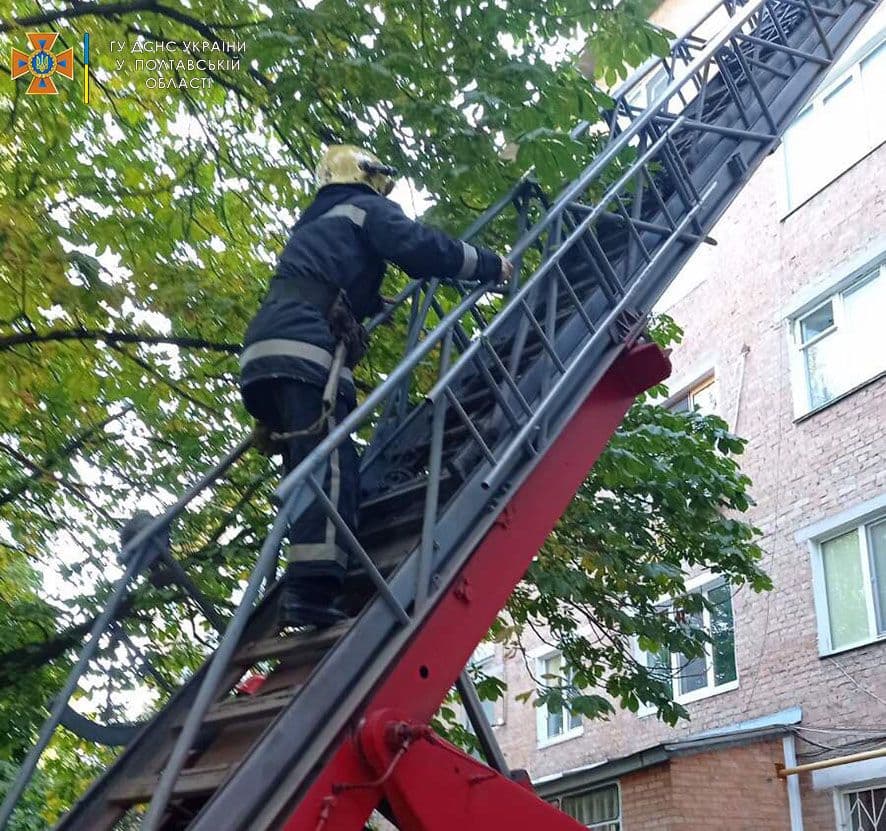 У Миргороді рятувальники звільнили дитину із зачиненої квартири